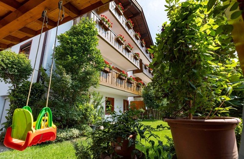 Tirolo Apartment | Apartment "Wohnung 5" with Mountain View, Wi-Fi & Balcony