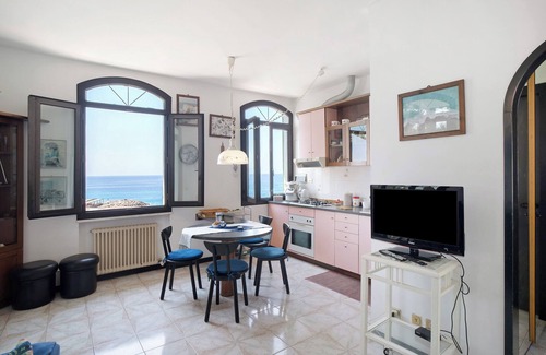 Bordighera House | Apartment 'Wonderful Flat By Sea Chez Monique' with Sea View, Private Terrace and Wi-Fi