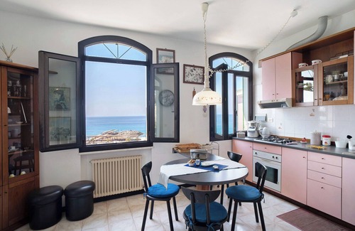 Bordighera House | Apartment 'Wonderful Flat By Sea Chez Monique' with Sea View, Private Terrace and Wi-Fi
