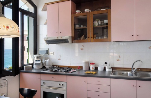 Bordighera House | Apartment 'Wonderful Flat By Sea Chez Monique' with Sea View, Private Terrace and Wi-Fi