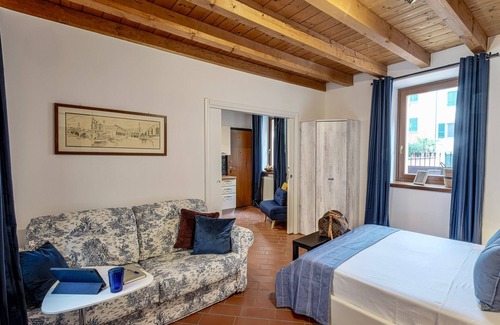 Peschiera del Garda City Centre Apartment | Apartment 'Xenia 19' with Wi-Fi and Air Conditioning