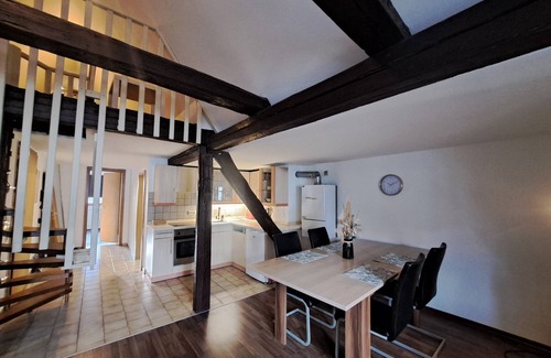 Gunzenhausen Apartment | Apartment 'Zentrale Altbau Fewo Marktplatz' with Wifi