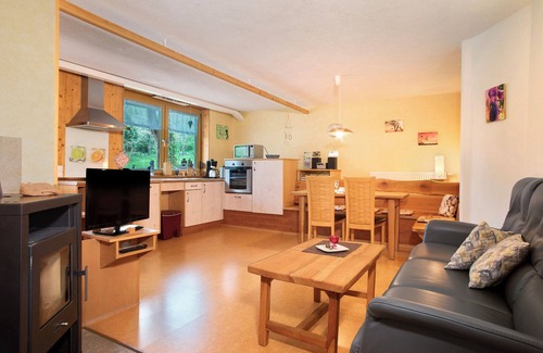 Waldbeuren Apartment | Apartment 'Zur Igelwiese' with Private Terrace, Shared Garden and Wi-Fi