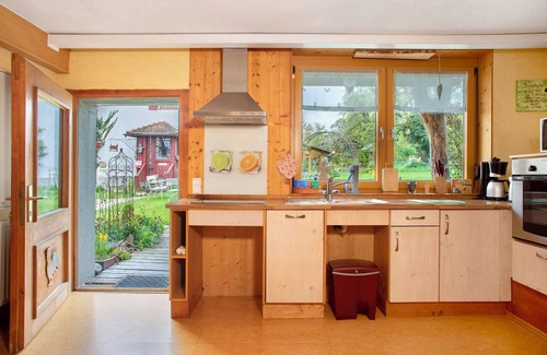Waldbeuren Apartment | Apartment 'Zur Igelwiese' with Private Terrace, Shared Garden and Wi-Fi