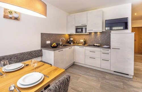 Lutago Apartment | Apartment 'Zum Sonnentor - Pinus' with Mountain View, Balcony & Wi-Fi