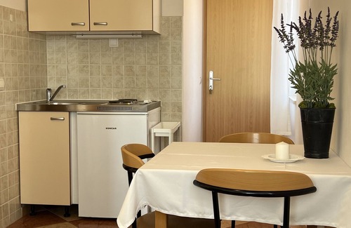 Cove Tri Zala (Zrnovo) House | Apartments and Rooms Katja & Egon