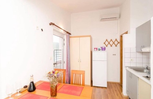 Putnikovic Apartment | Apartments Ereš Zuronja-One-Bedroom Apartment with Sea View 1