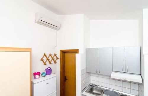 Putnikovic Apartment | Apartments Ereš Zuronja-One-Bedroom Apartment with Sea View 1