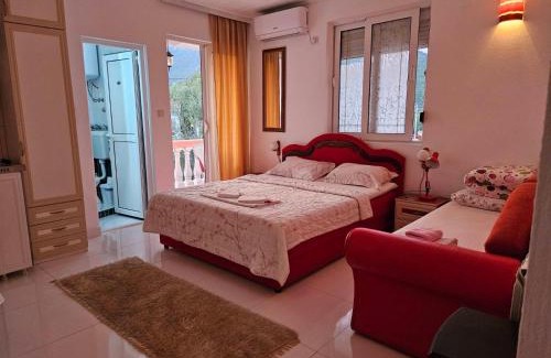 Virpazar Apartment | Apartments FLORA and boat cruising