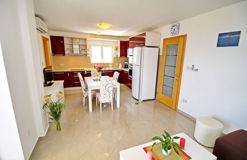 Drace Apartment | Apartments Gusti - Two-Bedroom Apartment with Balcony and Sea View