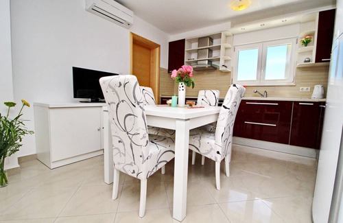 Drace Apartment | Apartments Gusti - Two-Bedroom Apartment with Balcony and Sea View