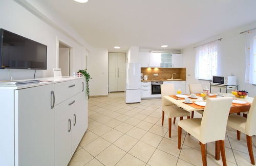Malinska-Dubasnica Apartment | apartments Juros Sveti Vid with pool