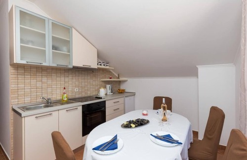 Hodilje Apartment | Apartments Memunić - Comfort One Bedroom Apartment with Balcony and Sea View
