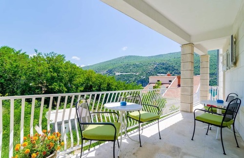 Mokosica Apartment | Apartments Peco - Four-Bedroom Apartment with Balcony and Sea View