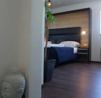 Oberhausen-Sud Apartment | Apartments- stilvolles 95 qm mit Balkon und Parkplatz
