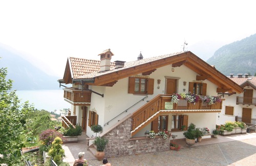 Molveno Villa | Apartments with large balconies and spectacular views of Lake Molveno *