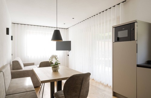 Lagundo Apartment | Apartsuites Rosengarten: luxury apartment with private infrared sauna and pool