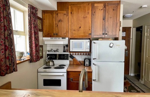 Okanagan-Similkameen Cabin | Apex Mountain ~ Belle Apres Studio 314 ~ Best location on the hill