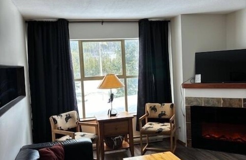 Okanagan-Similkameen Apartment | APEX SKI IN/SKI OUT Crazy Colt