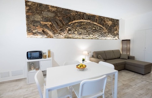 Old Town House | Apollo Home "Cozy and independent home near the Ursino Castle"