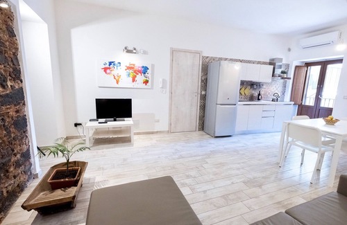 Old Town House | Apollo Home "Cozy and independent home near the Ursino Castle"