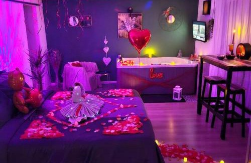 Rocbaron Apartment | App jacuzzi & piscine privée - loveroom - Suite Emeraude