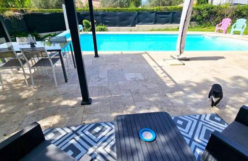 Rocbaron Apartment | App jacuzzi & piscine privée - loveroom - Suite Emeraude