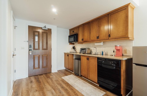 Vernon Condo | Appalachian @ Mtn Creek Pool Hot Tubs Sauna Gym Deck Mtn Front #240