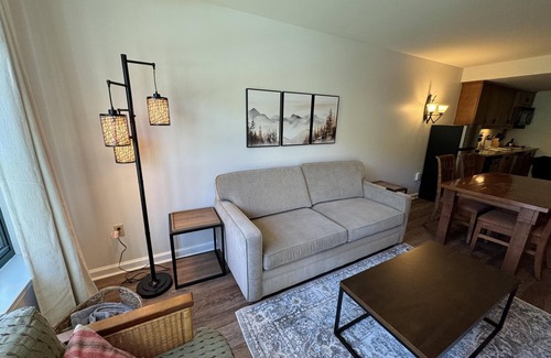 Vernon Condo | Appalachian @ Mtn Creek Pool Hot Tubs Sauna Gym Deck Mtn Front #330