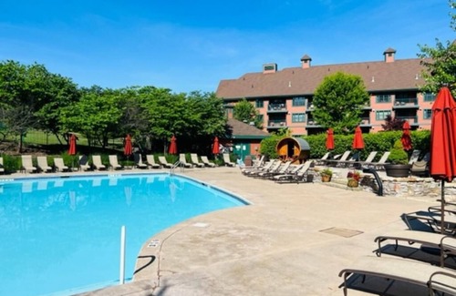 Vernon Condo | Appalachian @ Mtn Creek Pool Hot Tubs Sauna Gym Deck Mtn Front #330