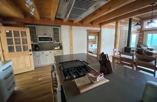 Barnardsville Cabin | Appalachian Rainforest Oasis- breathtaking views surrounded by National Forest