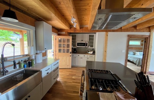 Barnardsville Cabin | Appalachian Rainforest Oasis- breathtaking views surrounded by National Forest
