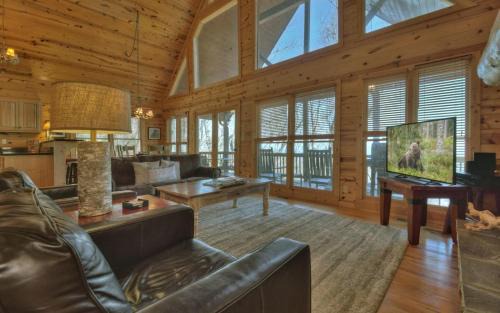 Blue Ridge Villa | Appalachian Sunrise Amazing views Close to Blue Ridge hike from the cabin