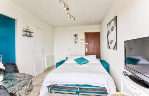 Merville-Franceville-Plage Apartment | Appartement familial proche plage avec balcon et parking à Merville-Franceville-Plage - FR-1-788-3