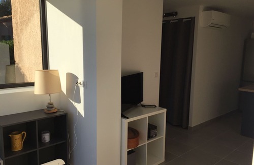 Sanary-sur-Mer Apartment | Appart in house in Sanary sea view, 200 meters from Beaucours beach.