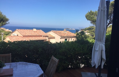 Sanary-sur-Mer Apartment | Appart in house in Sanary sea view, 200 meters from Beaucours beach.