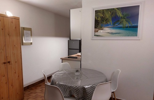 Saint-Cyprien Plage Apartment | Appart Piscine, Sea view, near Collioure