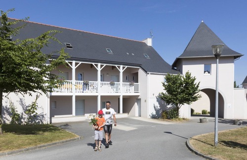 Le Tronchet Condo | Appart sur la Côte d'Émeraude, Terrain Multisports