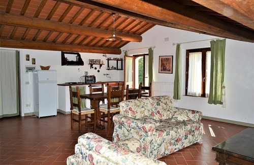 Serravalle Pistoiese House | Appartamento Clarabella B: A characteristic and welcoming two-story apartment that is part of a villa built on a hillside, surrounded by meadows and woods, with Free WI-FI.