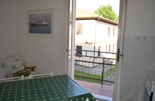 Fiumaretta Apartment | 'Appartamento 6' Near the Beach with Wi-Fi & Balcony