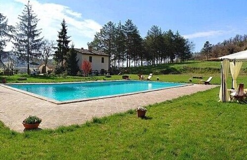 Montone House | Appartamento Aria C: A welcoming apartment surrounded by meadows and by green hills, with Free WI-FI.