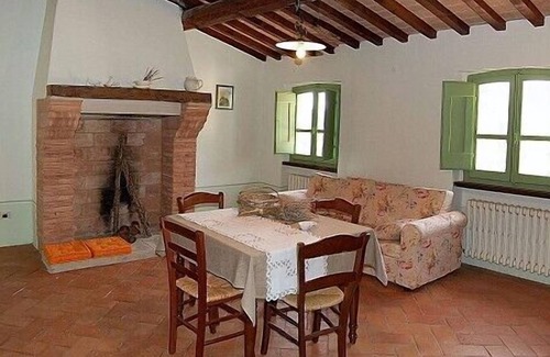 Montone House | Appartamento Aria D: A graceful apartment surrounded by meadows and by green hills, with Free WI-FI.