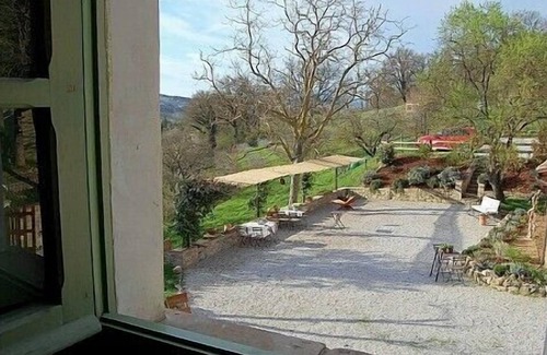 Montone House | Appartamento Aria D: A graceful apartment surrounded by meadows and by green hills, with Free WI-FI.
