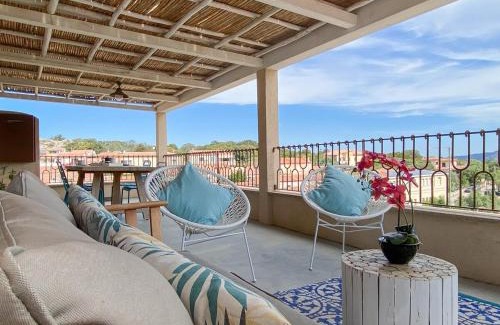 San Pantaleo Apartment | Appartamento bianco, centrale, parcheggio, ottimo per 4 persone