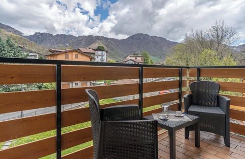 Cassina Valsassina Apartment | Appartamento con terrazzo vista monti a Cassina