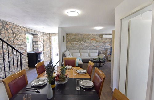 Vilanija Apartment | Appartamento con tre Camere, Terrazzo e Piscina Condivisa Vicino a Umago