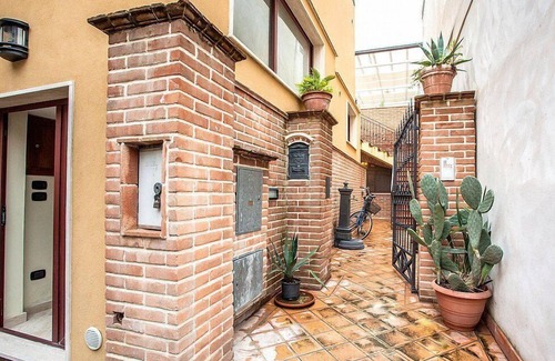 Locri House | Appartamento Ermes A: A welcoming apartment situated at a short distance from the beach, with Free WI-FI.