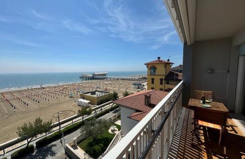 Lignano Sabbiadoro Apartment | Appartamento fronte mare con terrazzo e parcheggio privato