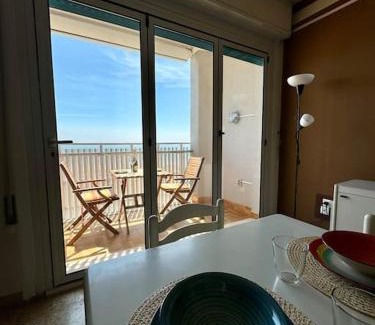 Lignano Sabbiadoro Apartment | Appartamento fronte mare con terrazzo e parcheggio privato