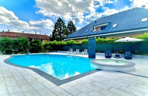 Rivarolo Canavese Apartment | Appartamento in villa con piscina privata e vasca idromassaggio ad uso esclusivo